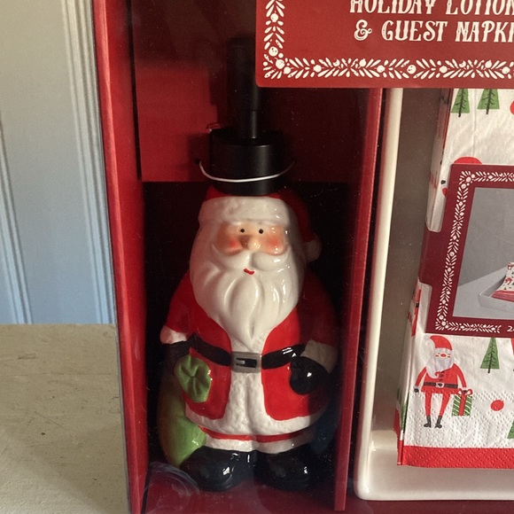 BNIB- 3 Piece Set- Ceramic Santa Soap Pump, 24 Hand Towels & Ceramic Towel Tray - Picture 8 of 16